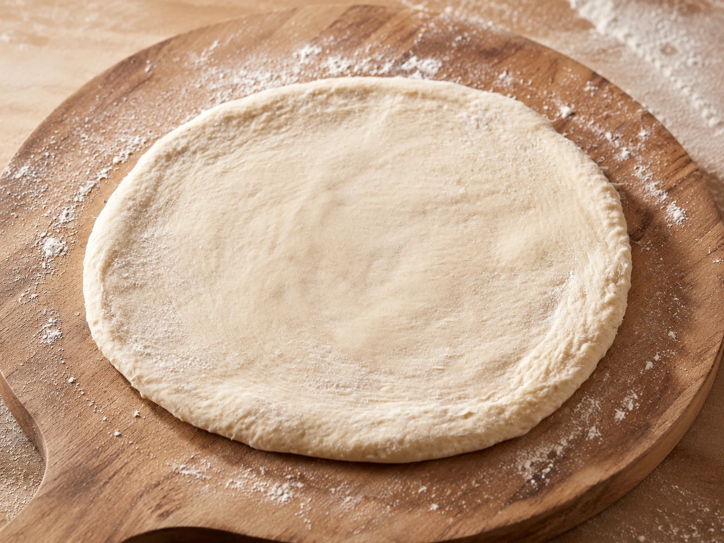 Adonan pizza tipis di papan kayu